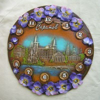 Саратов, часы с цветами, керамика с символикой города